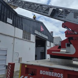 Los bomberos intervienen por la caída de varias chapas de una nave en Arrecife