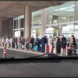 Colas de turistas esperando taxis en el aeropuerto de Lanzarote