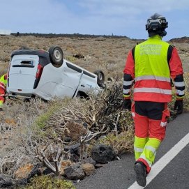 Una furgoneta se sale de la vía y volcó cerca de Jameos 