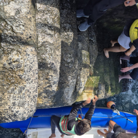 Estado de las escaleras del muelle de Playa Chica
