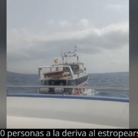 Barco de Biosfera Express remolcando el barco averiado de Líneas Romero. Foto: La Provincia.