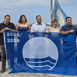 Izado de bandera azul en El Reducto