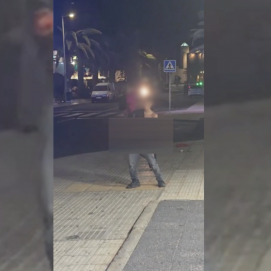 Dando tumbos y enseñando sus genitales en Costa Teguise.