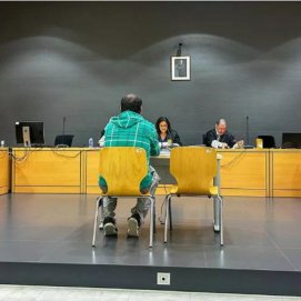 El acusado, de espaldas, durante el juicio celebrado este miércoles en la Audiencia Provincial de Las Palmas. / B. M.