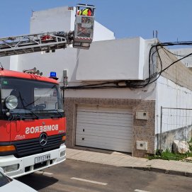 Rescatan a un gato atrapado en la azotea de una casa en Arrecife 