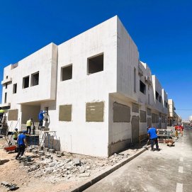 Operarios del Ayuntamiento de Arrecife tapian un edificio inacabado en la capital.  