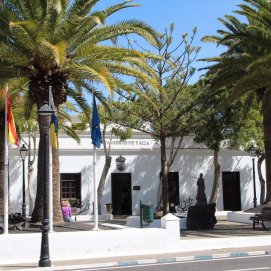 Fachada del Ayuntamiento de Yaiza