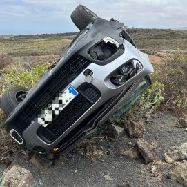 Un coche se sale de la vía y vuelca en la carretera que une Arrieta con Ye