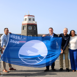 Izado de la bandera en Puerto Calero