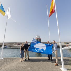 Izado de la Bandera Azul en Puerto Calero
