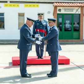 Foto Momento de la Toma de Posesión De izquierda a derecha coronel De Haro y coronel Jiménez