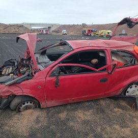 El vehículo que volcó a la altura de Guatiza. Foto: Consorcio de Emergencias.