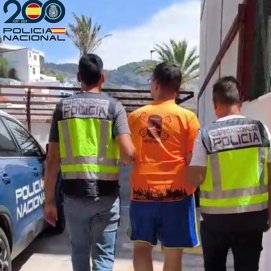 Momento de la detención del hombre en Canarias