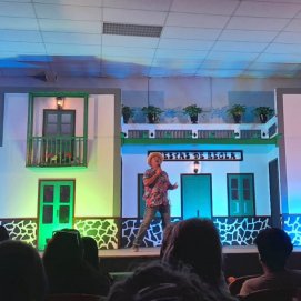 La Vegueta revive los años 80 en un Playback lleno de emoción, humor y talento local