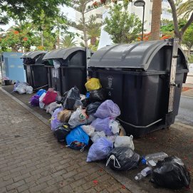 Basura junto a los contenedores en Arrecife