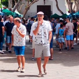 Pedro Sánchez hace dos veranos en el mercadillo de Haría. Foto: La Voz