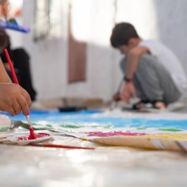 Niños pintando en un centro tutelado. Foto: ASEAF.