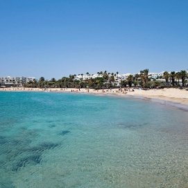 Apartamentos turísticos y residenciales en Playa de Las Cucharas, Costa Teguise.