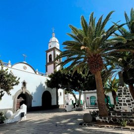 La cruz de los caídos, a la derecha de la imagen, en la Plaza de Las Palmas en una imagen de archivo.