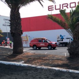 Bomberos del Consorcio de Seguridad y Emergencias de Lanzarote en el Eurospar de Arrecife. 