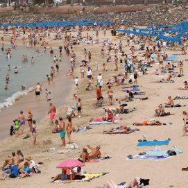 Turistas en una playa de Lanzarote