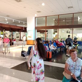 Pasajeros en la terminal 2 del aeropuerto de Lanzarote.