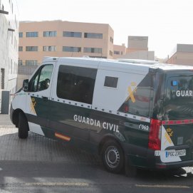 Furgón de la Guardia Civil entrando en los Juzgados de Arrecife Fotos: Juan Mateos.
