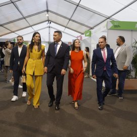 Oswaldo Betancort y Aroa Revelo, junto a otras autoridades. Cabildo de Lanzarote