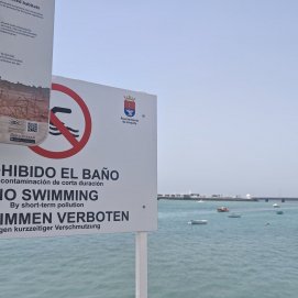 Cartel que desaconseja el baño en la zona de La Pescadería, en Arrecife