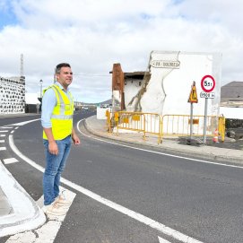 El consejero de Obras Públicas, JAcobo Medina, en la vía de El Peñón
