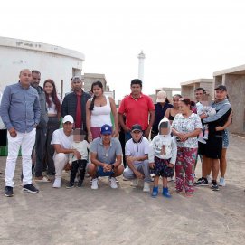 Algunas de las familias que viven en las viviendas abandonadas. Foto: Juan Mateos.