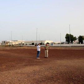 El alcalde y el concejal de Obras Públicas en la parcela en la que se construirá el Centro de Día