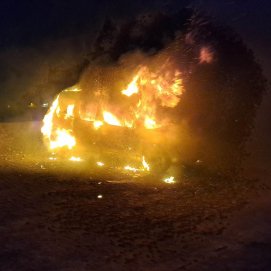  Un coche arde por completo en Arrecife durante la noche del domingo