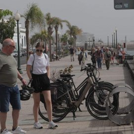 turistas paseando por la avenida de arrecife