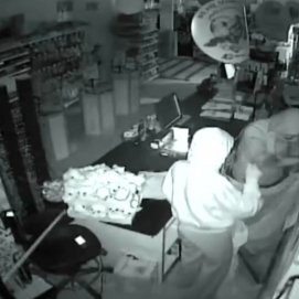 Momento del robo en uno de los locales