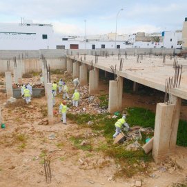 Equipos especiales del Ayuntamiento de Arrecife retirando los residuos del fumadero de Argana Alta