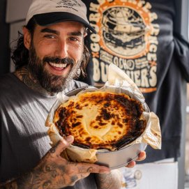 Marcos Acosta con una de las tartas que ofrece en su restaurante.