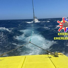 Emerlan rescata un velero a la deriva a cinco millas de Puerto Calero
