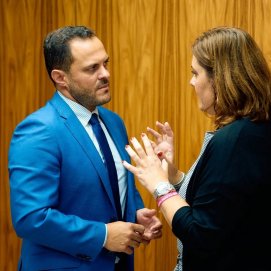 El alcalde de Arrecife, Yonathan de León, y la presidenta de la APLP, Beatriz Calzada