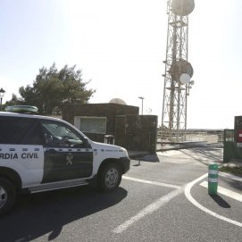Vehículo de la Guardia Civil situado frente al cuartel de Costa Teguise, en Lanzarote