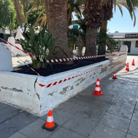Retiran una farola en riesgo de caída en el Pueblo Marinero de Costa Teguise