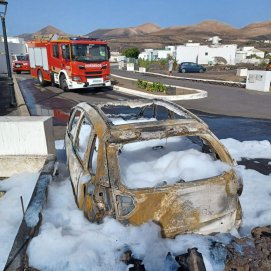 Arde un coche en Uga y el fuego afecta a material almacenado en un solar cercano