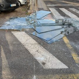 Retiran planchas de cristal caídas en plena calle en  Arrecife