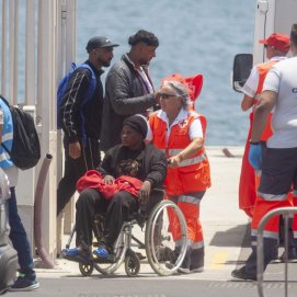 La Salvamar Al Nair rescata a los supervivientes de una neumática el 29 de julio en Lanzarote. Foto: Juan Mateos.