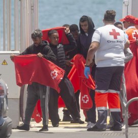 La Salvamar Al Nair rescata a los supervivientes de una neumática el 29 de julio en Lanzarote. Foto: Juan Mateos.