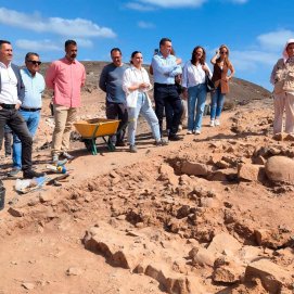 Visita de representantes políticos al yacimiento de San Marcial del Rubicón.