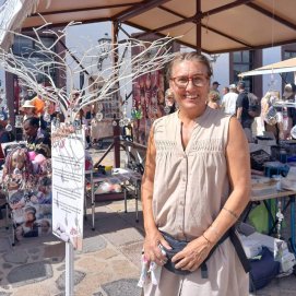 Lucía Beneito en su puesto de La Villa de Teguise. Comercio. 