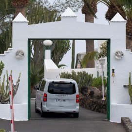 Pedro Sánchez llega a Lanzarote para veranear un año más con su familia  (Fotos: Adriel Perdomo)