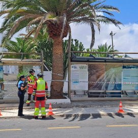 Dos heridos leves por la caída de cristales en una marquesina de Costa Teguise