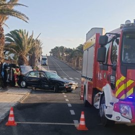 Vuelco en Costa Teguise. Foto: Bomberos del Consorcio de Emergencias.
